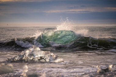 Kuzey Atlantik 'ten gelen deniz dalgaları İzlanda' nın güney sahilini vuruyor. Jokulsarlon Buzul Gölü İzlanda yakınlarında elmas plajı.
