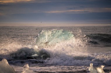 Kuzey Atlantik 'ten gelen deniz dalgaları İzlanda' nın güney sahilini vuruyor. Jokulsarlon Buzul Gölü İzlanda yakınlarında elmas plajı.