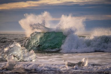 Kuzey Atlantik 'ten gelen deniz dalgaları İzlanda' nın güney sahilini vuruyor. Jokulsarlon Buzul Gölü İzlanda yakınlarında elmas plajı.