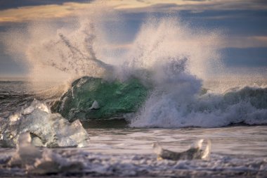 Kuzey Atlantik 'ten gelen deniz dalgaları İzlanda' nın güney sahilini vuruyor. Jokulsarlon Buzul Gölü İzlanda yakınlarında elmas plajı.