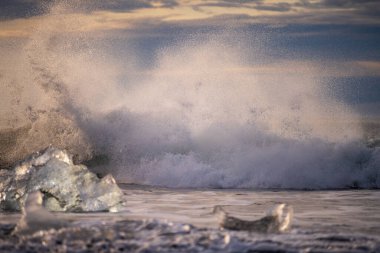 Kuzey Atlantik 'ten gelen deniz dalgaları İzlanda' nın güney sahilini vuruyor. Jokulsarlon Buzul Gölü İzlanda yakınlarında elmas plajı.