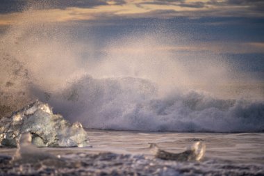 Kuzey Atlantik 'ten gelen deniz dalgaları İzlanda' nın güney sahilini vuruyor. Jokulsarlon Buzul Gölü İzlanda yakınlarında elmas plajı.