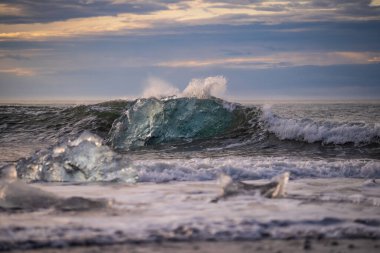 Kuzey Atlantik 'ten gelen deniz dalgaları İzlanda' nın güney sahilini vuruyor. Jokulsarlon Buzul Gölü İzlanda yakınlarında elmas plajı.