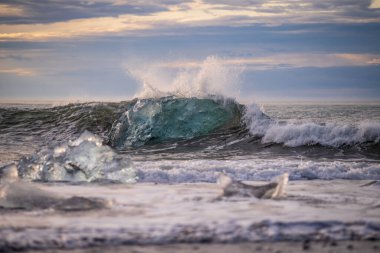 Kuzey Atlantik 'ten gelen deniz dalgaları İzlanda' nın güney sahilini vuruyor. Jokulsarlon Buzul Gölü İzlanda yakınlarında elmas plajı.