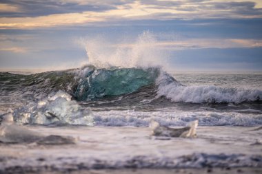 Kuzey Atlantik 'ten gelen deniz dalgaları İzlanda' nın güney sahilini vuruyor. Jokulsarlon Buzul Gölü İzlanda yakınlarında elmas plajı.