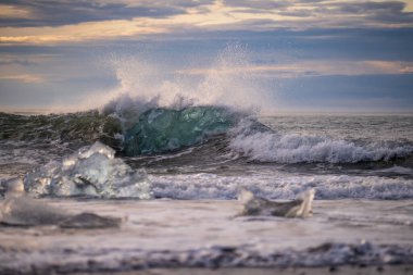 Kuzey Atlantik 'ten gelen deniz dalgaları İzlanda' nın güney sahilini vuruyor. Jokulsarlon Buzul Gölü İzlanda yakınlarında elmas plajı.