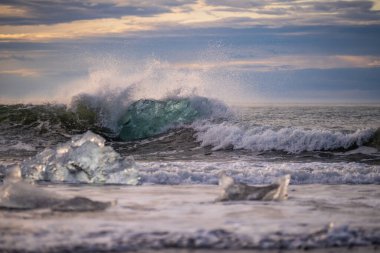 Kuzey Atlantik 'ten gelen deniz dalgaları İzlanda' nın güney sahilini vuruyor. Jokulsarlon Buzul Gölü İzlanda yakınlarında elmas plajı.