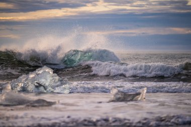 Kuzey Atlantik 'ten gelen deniz dalgaları İzlanda' nın güney sahilini vuruyor. Jokulsarlon Buzul Gölü İzlanda yakınlarında elmas plajı.