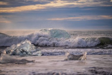 Kuzey Atlantik 'ten gelen deniz dalgaları İzlanda' nın güney sahilini vuruyor. Jokulsarlon Buzul Gölü İzlanda yakınlarında elmas plajı.