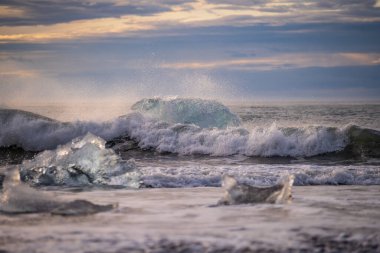 Kuzey Atlantik 'ten gelen deniz dalgaları İzlanda' nın güney sahilini vuruyor. Jokulsarlon Buzul Gölü İzlanda yakınlarında elmas plajı.