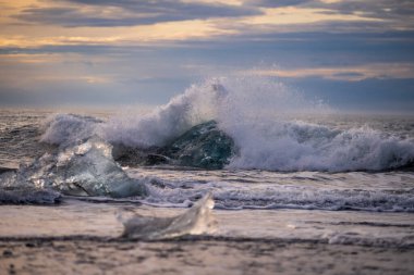 Kuzey Atlantik 'ten gelen deniz dalgaları İzlanda' nın güney sahilini vuruyor. Jokulsarlon Buzul Gölü İzlanda yakınlarında elmas plajı.