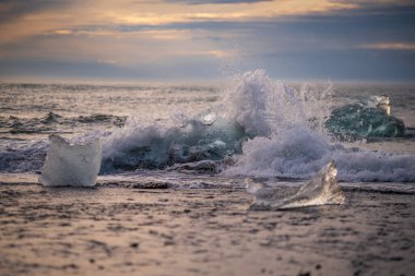 Kuzey Atlantik 'ten gelen deniz dalgaları İzlanda' nın güney sahilini vuruyor. Jokulsarlon Buzul Gölü İzlanda yakınlarında elmas plajı.