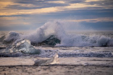 Kuzey Atlantik 'ten gelen deniz dalgaları İzlanda' nın güney sahilini vuruyor. Jokulsarlon Buzul Gölü İzlanda yakınlarında elmas plajı.