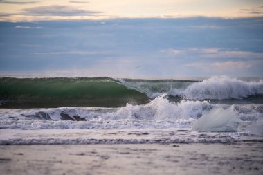 Kuzey Atlantik 'ten gelen deniz dalgaları İzlanda' nın güney sahilini vuruyor. Jokulsarlon Buzul Gölü İzlanda yakınlarında elmas plajı.