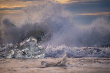 Kuzey Atlantik 'ten gelen deniz dalgaları İzlanda' nın güney sahilini vuruyor. Jokulsarlon Buzul Gölü İzlanda yakınlarında elmas plajı.