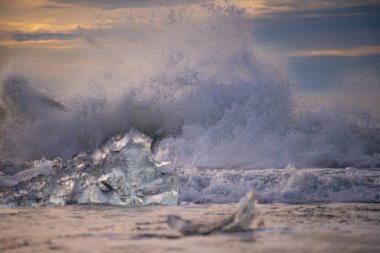 Kuzey Atlantik 'ten gelen deniz dalgaları İzlanda' nın güney sahilini vuruyor. Jokulsarlon Buzul Gölü İzlanda yakınlarında elmas plajı.