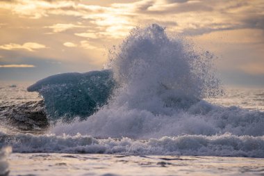 Kuzey Atlantik 'ten gelen deniz dalgaları İzlanda' nın güney sahilini vuruyor. Jokulsarlon Buzul Gölü İzlanda yakınlarında elmas plajı.