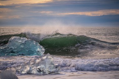 Kuzey Atlantik 'ten gelen deniz dalgaları İzlanda' nın güney sahilini vuruyor. Jokulsarlon Buzul Gölü İzlanda yakınlarında elmas plajı.