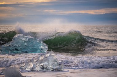 Kuzey Atlantik 'ten gelen deniz dalgaları İzlanda' nın güney sahilini vuruyor. Jokulsarlon Buzul Gölü İzlanda yakınlarında elmas plajı.