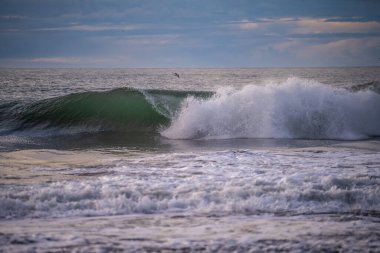Kuzey Atlantik 'ten gelen deniz dalgaları İzlanda' nın güney sahilini vuruyor. Jokulsarlon Buzul Gölü İzlanda yakınlarında elmas plajı.