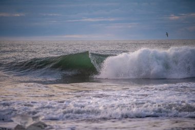 Kuzey Atlantik 'ten gelen deniz dalgaları İzlanda' nın güney sahilini vuruyor. Jokulsarlon Buzul Gölü İzlanda yakınlarında elmas plajı.