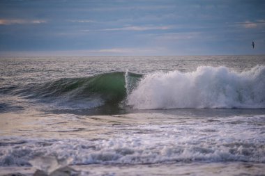 Kuzey Atlantik 'ten gelen deniz dalgaları İzlanda' nın güney sahilini vuruyor. Jokulsarlon Buzul Gölü İzlanda yakınlarında elmas plajı.