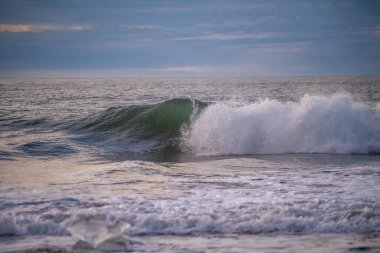 Kuzey Atlantik 'ten gelen deniz dalgaları İzlanda' nın güney sahilini vuruyor. Jokulsarlon Buzul Gölü İzlanda yakınlarında elmas plajı.