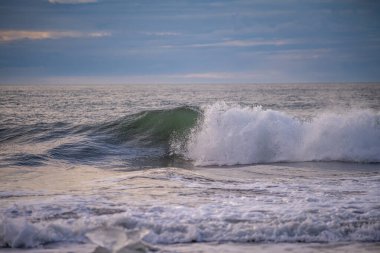 Kuzey Atlantik 'ten gelen deniz dalgaları İzlanda' nın güney sahilini vuruyor. Jokulsarlon Buzul Gölü İzlanda yakınlarında elmas plajı.