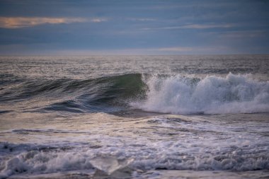 Kuzey Atlantik 'ten gelen deniz dalgaları İzlanda' nın güney sahilini vuruyor. Jokulsarlon Buzul Gölü İzlanda yakınlarında elmas plajı.