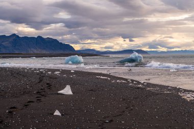 Jokulsarlon Buzul Gölü İzlanda yakınlarında elmas plajı.