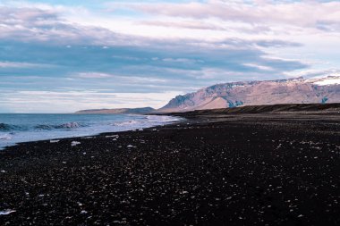 Jokulsarlon Buzul Gölü İzlanda yakınlarında elmas plajı.