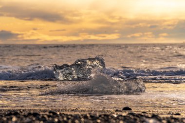 Jokulsarlon Buzul Gölü İzlanda yakınlarında elmas plajı.