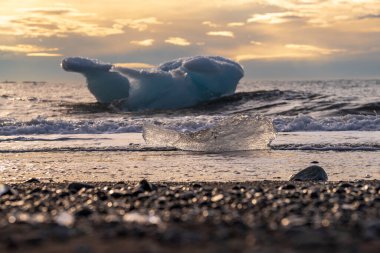 Kuzey Atlantik 'ten gelen deniz dalgaları İzlanda' nın güney sahilini vuruyor. Dia