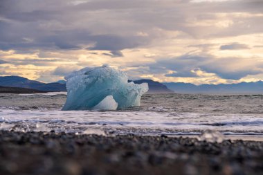 Jokulsarlon Buzul Gölü İzlanda yakınlarında elmas plajı.