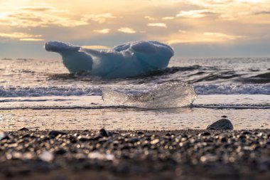 Kuzey Atlantik 'ten gelen deniz dalgaları İzlanda' nın güney sahilini vuruyor. Dia