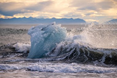 Jokulsarlon Buzul Gölü İzlanda yakınlarında elmas plajı.