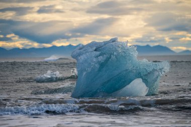 Jokulsarlon Buzul Gölü İzlanda yakınlarında elmas plajı.