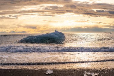 Jokulsarlon Buzul Gölü İzlanda yakınlarında elmas plajı.