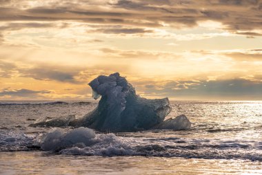 Jokulsarlon Buzul Gölü İzlanda yakınlarında elmas plajı.