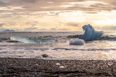 Jokulsarlon Buzul Gölü İzlanda yakınlarında elmas plajı.