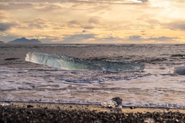 Jokulsarlon Buzul Gölü İzlanda yakınlarında elmas plajı.