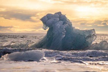 Jokulsarlon Buzul Gölü İzlanda yakınlarında elmas plajı.