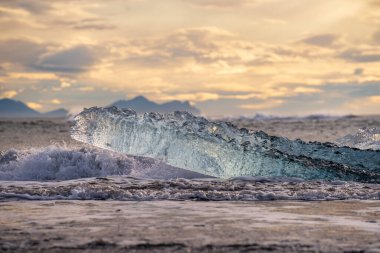 Jokulsarlon Buzul Gölü İzlanda yakınlarında elmas plajı.