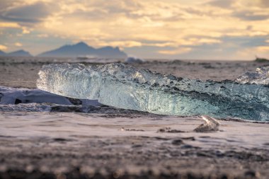 Jokulsarlon Buzul Gölü İzlanda yakınlarında elmas plajı.