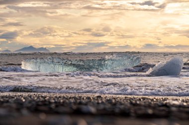 Jokulsarlon Buzul Gölü İzlanda yakınlarında elmas plajı.