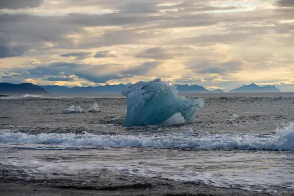 Jokulsarlon Buzul Gölü İzlanda yakınlarında elmas plajı.