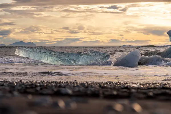 Jokulsarlon Buzul Gölü İzlanda yakınlarında elmas plajı.