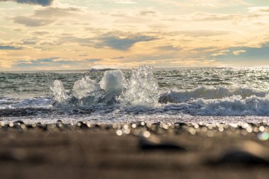 İzlanda 'daki Jokulsarlon Gölü. İzlanda. Arkaplan olarak buz. Vatnajokull Ulusal Parkı. Buz gölünün panoramik görüntüsü