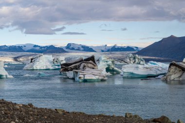 İzlanda 'daki Jokulsarlon Gölü. İzlanda. Arkaplan olarak buz. Vatnajokull Ulusal Parkı. Buz gölünün panoramik görüntüsü