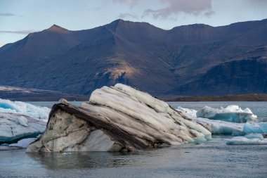 İzlanda 'daki Jokulsarlon Gölü. İzlanda. Arkaplan olarak buz. Vatnajokull Ulusal Parkı. Buz gölünün panoramik görüntüsü